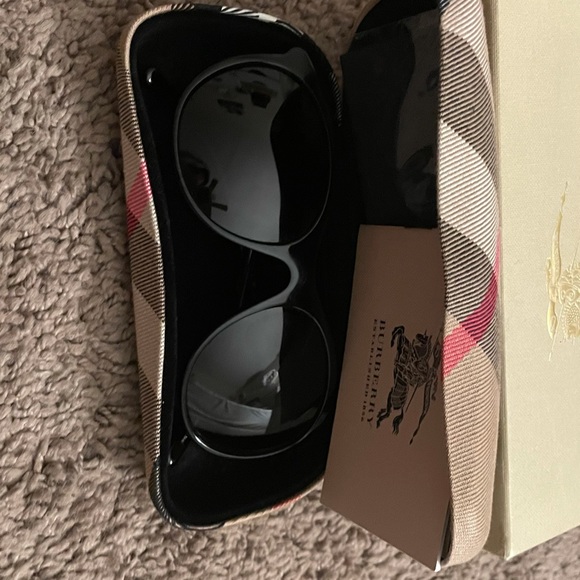 Burberry sunglasses - Picture 9 of 11